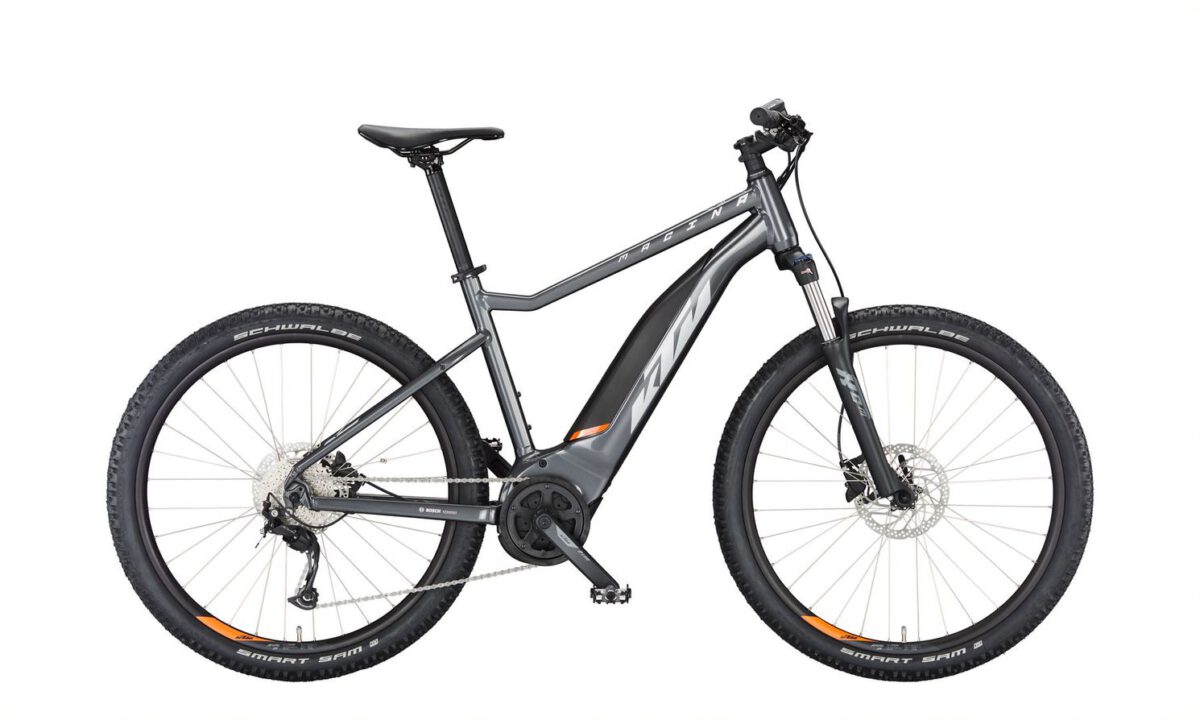 Gelände.Tour.Stadt mit Bosch Performance
Das neue KTM Macina Ride 571 | 2023 ist ein komfortables und sportliches eMTB E-Bike / Pedelec für Einsteiger. Ob beim Einkaufen, bei Touren sowie im Gelände macht es eine gute Figur. Ausgestattet mit hochwertigen Komponenten, wie dem kraftvollem Bosch Active Plus Gen.3 Mittelmotor. Die Shimano 9-Gang Kettenschaltung erlaubt auch die steilsten Anstiege bezwingbar . Mit den Schwalbe Smart Sam Reifen können Sie auch durch Schotter und andere Unebenheiten auf der Strecke problemlos fahren. Der 500 Wattstunden Akku von Bosch verschafft ihnen zudem eine passable Reichweite .









Rahmenformen: Diamant

 

*Alle Angaben auf dieser Seite entsprechen dem Modell: KTM Macina Ride 571, Grundausstattung (weitere Modellvarianten und Ausstattungen optional)