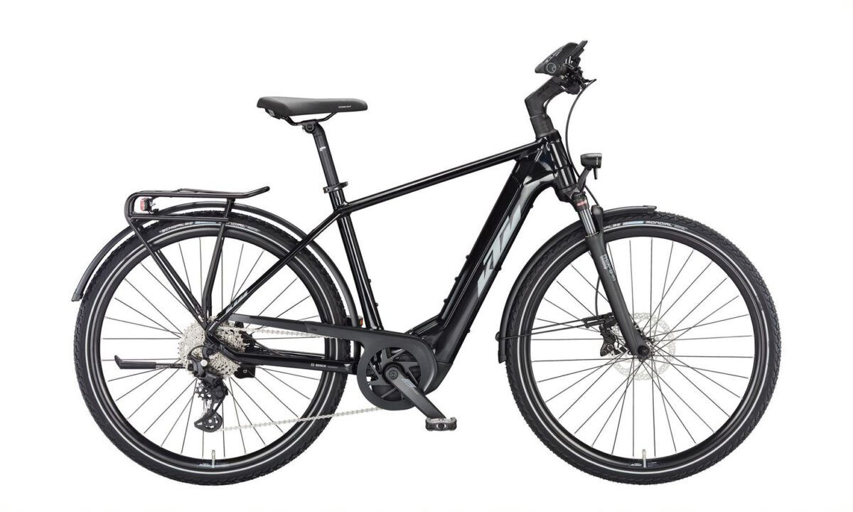 Sport.Tour.Trekking mit CX Gen.4 Performance
Das KTM Macina Sport 610 ist ein alltagstaugliches Touren- und Trekkingrad. Die sportlich angelehnte Rahmengeometrie ist absolut tourentauglich. Mit dem neuen Bosch Performance CX Gen4 Motor, dem 625 Wattstunden Akku und der Shimano Deore XT 12 Gang Kettenschaltung können selbst die steilsten Strecken rund um den Kessel mühelos gefahren werden. Dank der Federgabel  ist auch das Fahren in leichtem Gelände möglich. Mithilfe des kompakten Kiox Displays werden die Fahrdaten anschaulich dargestellt. Zur Ausstattung gehören unter anderem das Vorder- und Rücklicht, Schutzbleche und der Gepäckträger, an dem optional ein Korb oder Gepäckträgertaschen angebracht werden können.





Rahmenformen: Diamant

 

*Alle Angaben auf dieser Seite entsprechen dem Modell: KTM Macina Sport 610, Grundausstattung (weitere Modellvarianten und Ausstattungen optional)