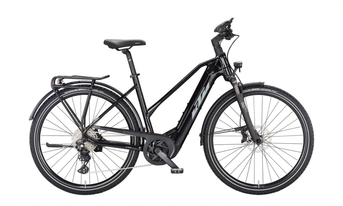 Sport.Tour.Trekking mit CX Gen.4 Performance
Das KTM Macina Sport 610 ist ein alltagstaugliches Touren- und Trekkingrad. Die sportlich angelehnte Rahmengeometrie ist absolut tourentauglich. Mit dem neuen Bosch Performance CX Gen4 Motor, dem 625 Wattstunden Akku und der Shimano Deore XT 12 Gang Kettenschaltung können selbst die steilsten Strecken rund um den Kessel mühelos gefahren werden. Dank der Federgabel  ist auch das Fahren in leichtem Gelände möglich. Mithilfe des kompakten Kiox Displays werden die Fahrdaten anschaulich dargestellt. Zur Ausstattung gehören unter anderem das Vorder- und Rücklicht, Schutzbleche und der Gepäckträger, an dem optional ein Korb oder Gepäckträgertaschen angebracht werden können.





Rahmenformen: Trapez

 

*Alle Angaben auf dieser Seite entsprechen dem Modell: KTM Macina Sport 610, Grundausstattung (weitere Modellvarianten und Ausstattungen optional)