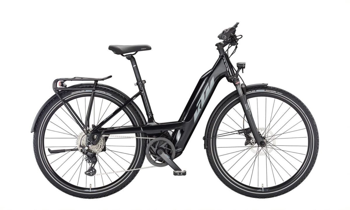 Sport.Tour.Trekking mit CX Gen.4 Performance
Das KTM Macina Sport 610 ist ein alltagstaugliches Touren- und Trekkingrad. Die sportlich angelehnte Rahmengeometrie ist absolut tourentauglich. Mit dem neuen Bosch Performance CX Gen4 Motor, dem 625 Wattstunden Akku und der Shimano Deore XT 12 Gang Kettenschaltung können selbst die steilsten Strecken rund um den Kessel mühelos gefahren werden. Dank der Federgabel  ist auch das Fahren in leichtem Gelände möglich. Mithilfe des kompakten Kiox Displays werden die Fahrdaten anschaulich dargestellt. Zur Ausstattung gehören unter anderem das Vorder- und Rücklicht, Schutzbleche und der Gepäckträger, an dem optional ein Korb oder Gepäckträgertaschen angebracht werden können.





Rahmenformen: Wave

 

*Alle Angaben auf dieser Seite entsprechen dem Modell: KTM Macina Sport 610, Grundausstattung (weitere Modellvarianten und Ausstattungen optional)