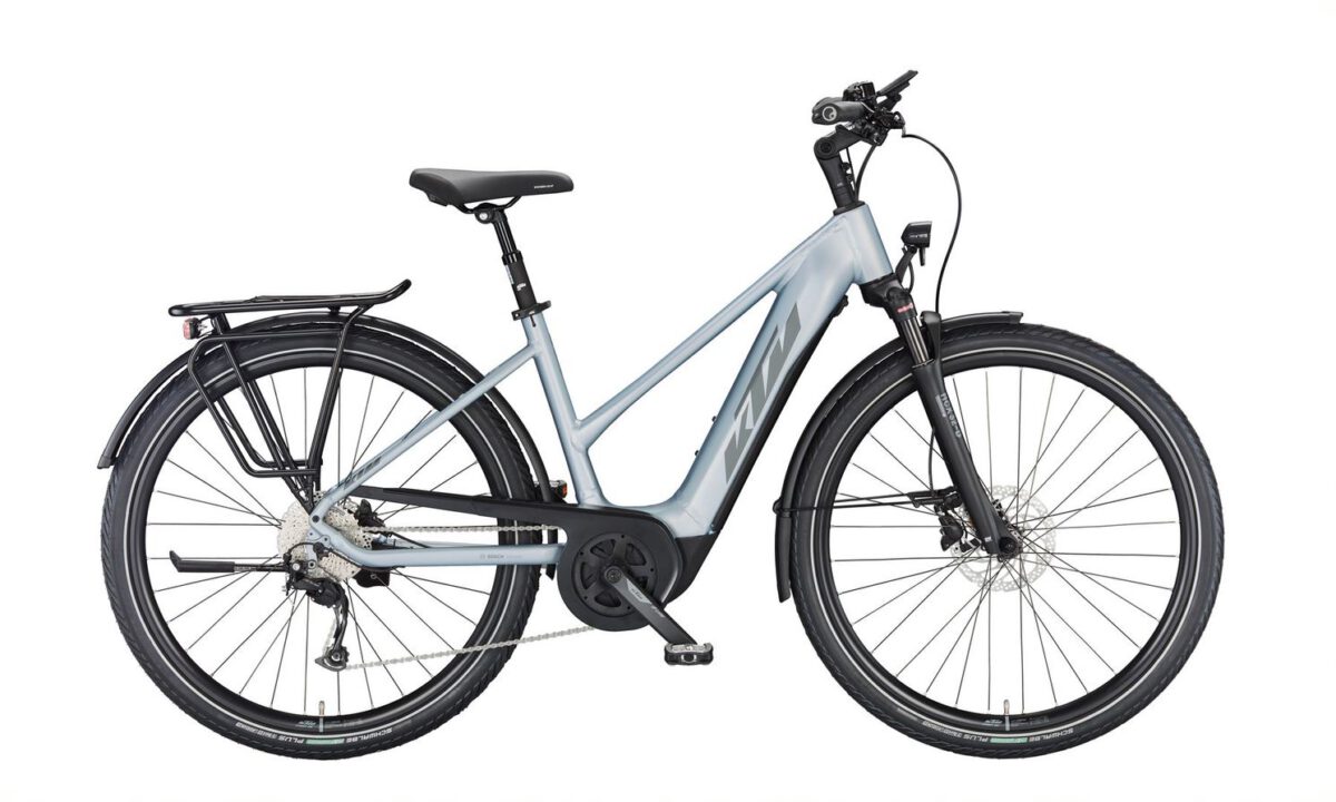 Trekking.Tour.Stadt mit Bosch Performance
Das neue KTM Macina Tour P510 | 2023 baut auf den Komponenten des TESTSIEGER Modell 500 | 2020 auf und ist ein komfortables  E-Bike / Pedelec. Touren ,Trekking und Einkaufen werden so zu einem Fahrgenuss . Ausgestattet mit hochwertigen Komponenten, wie dem kraftvollem Bosch Performance Line Gen.3 Mittelmotor. Die Shimano 9-Gang Kettenschaltung erlaubt auch steile Anstiege bezwingbar . Mit den Schwalbe Energizer Plus Performance Reifen können Sie auch durch Schotter und andere Unebenheiten auf der Strecke problemlos fahren. Der 500 Wattstunden Akku von Bosch verschafft ihnen zudem eine hohe Reichweite .





Rahmenformen: Trapez

 

*Alle Angaben auf dieser Seite entsprechen dem Modell: KTM Macina Tour P510, Grundausstattung (weitere Modellvarianten und Ausstattungen optional)