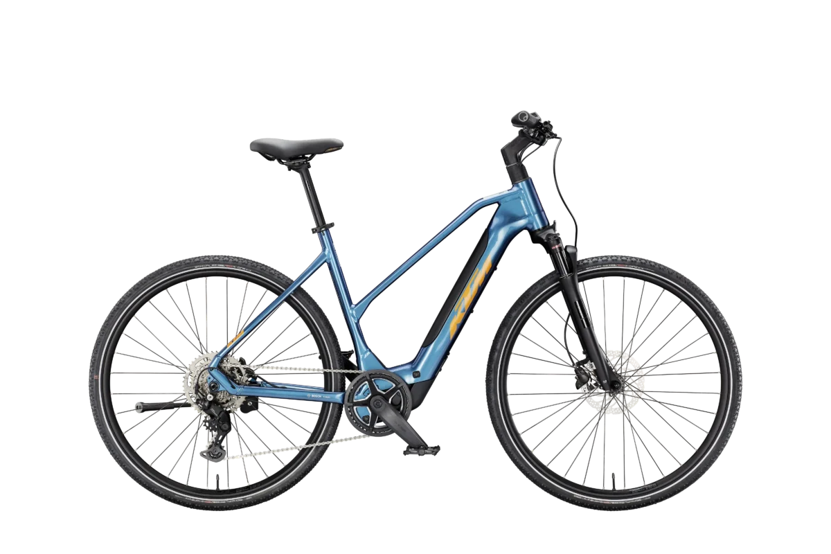 RIDE LIGHT, TRAVEL FAR
Die SX-Palette hebt das Radtouren Fahren auf ein noch nie dagewesenes Niveau. Dank den schlanken Rohrformen und der kompakt gehaltenen Unterohr-Motorbracket-Einheit zeigt die Diät nicht nur optisch, sondern auch auf der Waage ihre Wirkung. Bei unglaublichen 16,7kg bleibt die Anzeige, beim leichtesten Modell stehen. Im Programm finden sich Räder mit Carbon- und Aluminiumrahmen. Cross steht für Trekking-Offroad und kennzeichnet die Modelle, deren Ausstattung für den Abstecher auf losen Untergrund ausgelegt ist. Die bewährte KTM-Trekking-Geometrie vermittelt Fahrfreude und sorgt für Agilität, sowohl im täglichen Einsatz als auch auf der langen Tour. Auch bei diesen Modellen kommt durchgehend die KTM eigene Innovation POWER TUBE TOP LOADER (PTTL) für eine benutzerfreundliche Akku-Handhabung zum Einsatz. Die CompactTube 400WH Batterie kann bei allen Modellen nach oben aus dem Rahmen entnommen werden. Der einfache Prozess des Entfernens und Wiedereinsetzens lädt dazu ein, für die lange Tour einen Zweitakku mit dabei zu haben. Genau dafür liefert KTM clevere Lösungen aus dem Zubehörbereich: Sowohl die Sport Trunk Bag Satteltasche als auch das Battery Board für den Rucksack wurden speziell für das Verstauen des Zweitakkus entwickelt. Eine andere Möglichkeit die Reichweite zu vergrößern, bietet der BOSCH PowerMore Range Extender mit 250 WH. Dieser kann an den KTM SX Modellen direkt am Akkucover befestigt werden. Die Position der Ladebuchse wurde speziell darauf angepasst. E-Biken war noch nie zuvor so leicht.
Rahmenformen: Trapez
*Alle Angaben auf dieser Seite entsprechen dem Modell: KTM Macina Cross SX 20, Modelljahr 2025, Grundausstattung (weitere Modellvarianten und Ausstattungen optional)