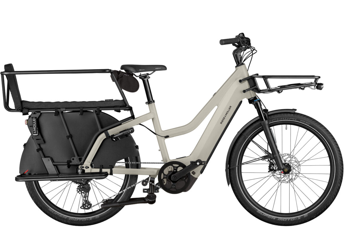 Das Multicharger Mixte. Alle(s) an Bord.
 Die alltägliche Fahrt mit den zwei Kleinen zum Kindergarten, ein Tagesausflug mit Kind und Kegel oder der große Familieneinkauf? Ganz egal, was ansteht: Das Multicharger Mixte macht alles mit. Das große Kunststück dabei: Es fährt sich so leicht wie ein normales E-Bike und steht diesem beim Thema Sicherheit in nichts nach. Und dank des komfortablen Durchstiegs wird das Auf- und Absteigen zum echten Kinderspiel. 
*Alle Angaben auf dieser Seite entsprechen dem Modell: Riese und Müller Multicharger Mixte family, Grundausstattung (weitere Modellvarianten und Ausstattungen optional)