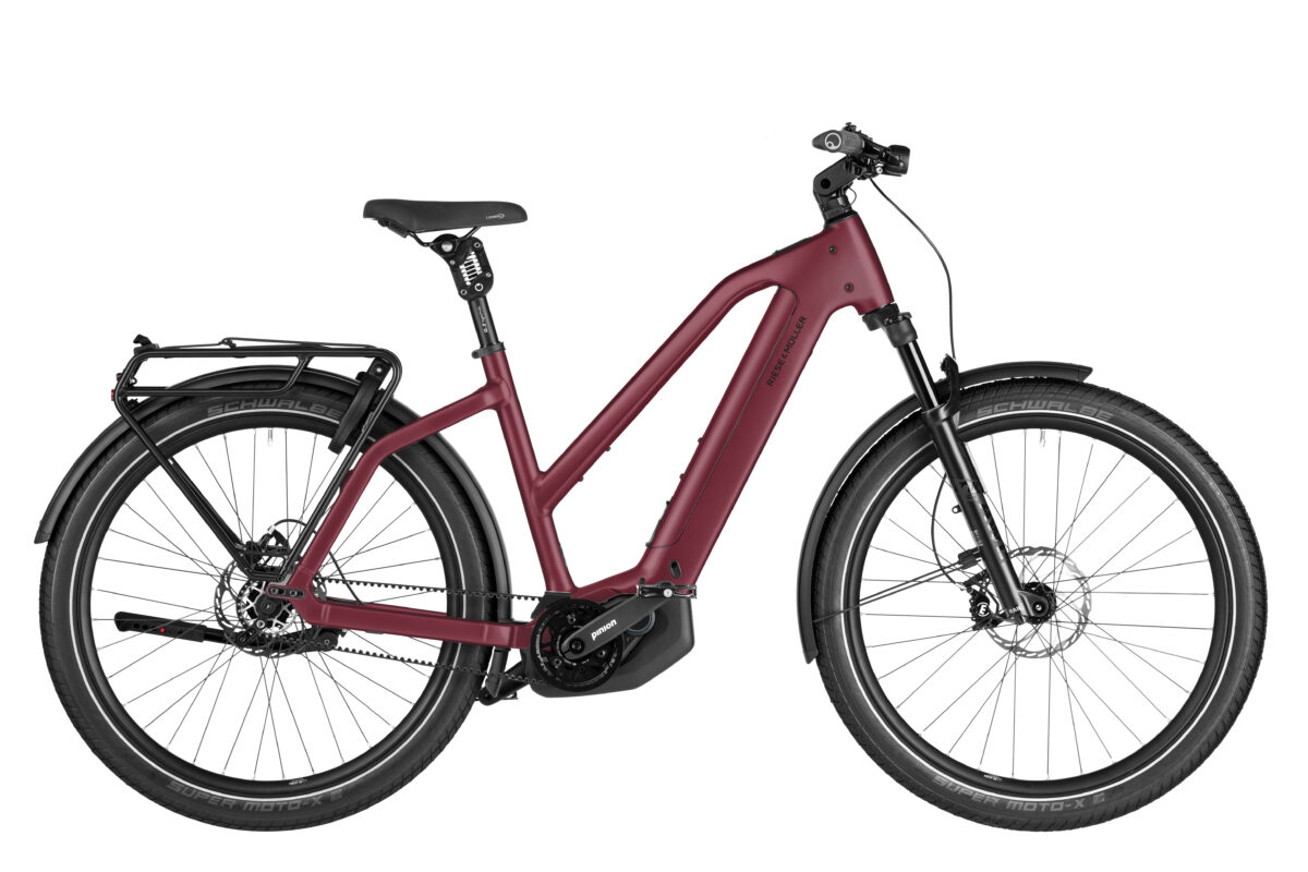 Charger5 Mixte
Egal, ob sportlich aktiv oder entspannt unterwegs – das Charger5 Mixte passt sich Ihnen perfekt an. Die Kombination aus Mountainbike-Wendigkeit, Tourenrad-Komfort und einem angenehm niedrigen Oberrohr sorgt für müheloses Aufsteigen und pures Fahrvergnügen – jeden Tag, auf jedem Weg.
*Alle Angaben auf dieser Seite entsprechen dem Modell: Riese und Müller Charger5 mixte, Grundausstattung (weitere Modellvarianten und Ausstattungen optional). Details des Bildes können von der Beschreibung abweichen.