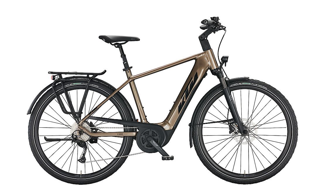 Trekking.Tour.Stadt mit Bosch Performance
Das neue KTM Macina Tour P510 | 2023 baut auf den Komponenten des TESTSIEGER Modell 500 | 2020 auf und ist ein komfortables  E-Bike / Pedelec. Touren ,Trekking und Einkaufen werden so zu einem Fahrgenuss . Ausgestattet mit hochwertigen Komponenten, wie dem kraftvollem Bosch Performance Line Gen.3 Mittelmotor. Die Shimano 9-Gang Kettenschaltung erlaubt auch steile Anstiege bezwingbar . Mit den Schwalbe Energizer Plus Performance Reifen können Sie auch durch Schotter und andere Unebenheiten auf der Strecke problemlos fahren. Der 500 Wattstunden Akku von Bosch verschafft ihnen zudem eine hohe Reichweite .





Rahmenformen: Diamant

Abbildung entspricht dem Modell 2022.

 

*Alle Angaben auf dieser Seite entsprechen dem Modell: KTM Macina Tour P510, Grundausstattung (weitere Modellvarianten und Ausstattungen optional)