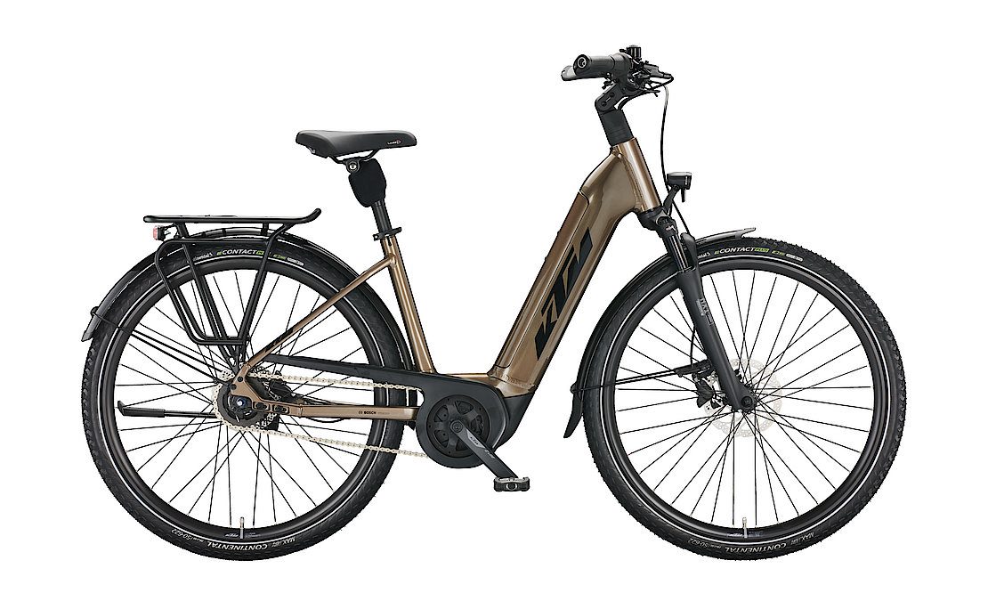 Trekking.Tour.Stadt mit Bosch Performance



Das neue KTM Macina City P610 | 2022 ist ein komfortables  E-Bike / Pedelec. Touren ,Trekking und Einkaufen werden so zu einem Fahrgenuss . Ausgestattet mit hochwertigen Komponenten, wie dem kraftvollem Bosch Performance Line Gen.3 Mittelmotor. Die Shimano 5-Gang Nabenschaltung erlaubt auch steile Anstiege bezwingbar . Mit den Continental E-contact Plus Reifen können Sie auch durch Schotter und andere Unebenheiten auf der Strecke problemlos fahren. Der 625 Wattstunden Akku von Bosch verschafft ihnen zudem eine hohe Reichweite .



Rahmenformen: Wave

 

*Alle Angaben auf dieser Seite entsprechen dem Modell: KTM Macina City P610 (2022), Grundausstattung (weitere Modellvarianten und Ausstattungen optional)