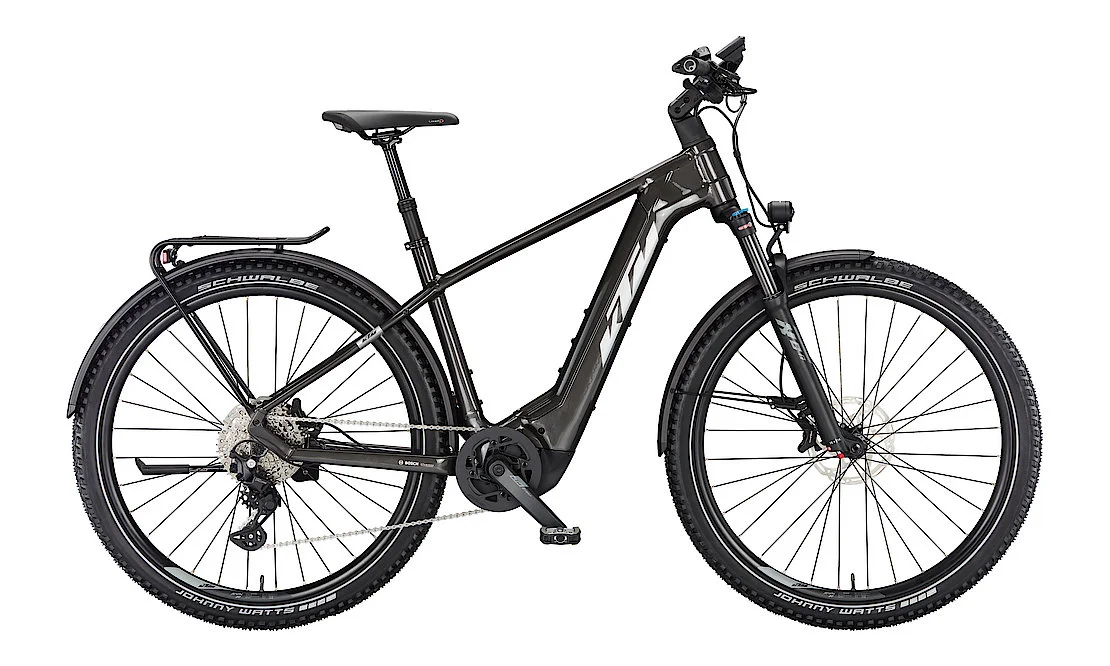 Sport.Tour.Trekking mit CX Gen.4 Performance
Das KTM Macina Team LFC ist ein alltagstaugliches Touren- und Trekkingrad. Die sportlich angelehnte Rahmengeometrie ist absolut tourentauglich. Mit dem neuen Bosch Performance CX Gen4 Motor, dem 750 Wattstunden Akku und der Shimano M5130-10 LG shadow+ 10 Gang Kettenschaltung können selbst die steilsten Strecken rund um den Kessel mühelos gefahren werden. Dank der Federgabel ist auch das Fahren in leichtem Gelände möglich. Mithilfe des kompakten Kiox 300 Displays werden die Fahrdaten anschaulich dargestellt. Zur Ausstattung gehören unter anderem das Vorder- und Rücklicht, Schutzbleche und der Gepäckträger, an dem optional ein Korb oder Gepäckträgertaschen angebracht werden können.
Rahmenformen: Diamant
*Alle Angaben auf dieser Seite entsprechen dem Modell: KTM Macina Team LFC, Grundausstattung (weitere Modellvarianten und Ausstattungen optional)