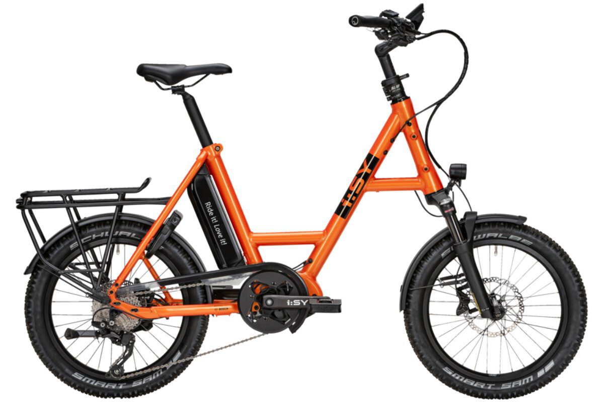 Ride it! Love it!
Das i:SY S10 Adventure ist mit einer SHIMANO Deore 10-Gang Kettenschaltung und Federgabel ausgestattet. Der Speedlifter Twist erlaubt neben einer Höhenverstellbarkeit auch ein horizontales Drehen des Lenkers um 90 Grad, ganz ohne Werkzeug. Zudem lassen sich die Pedale - wie bei allen i:SY - mit einem Klick einklappen.
*Alle Angaben auf dieser Seite entsprechen dem Modell: i:SY S10 Adventure, Grundausstattung (weitere Modellvarianten und Ausstattungen optional)