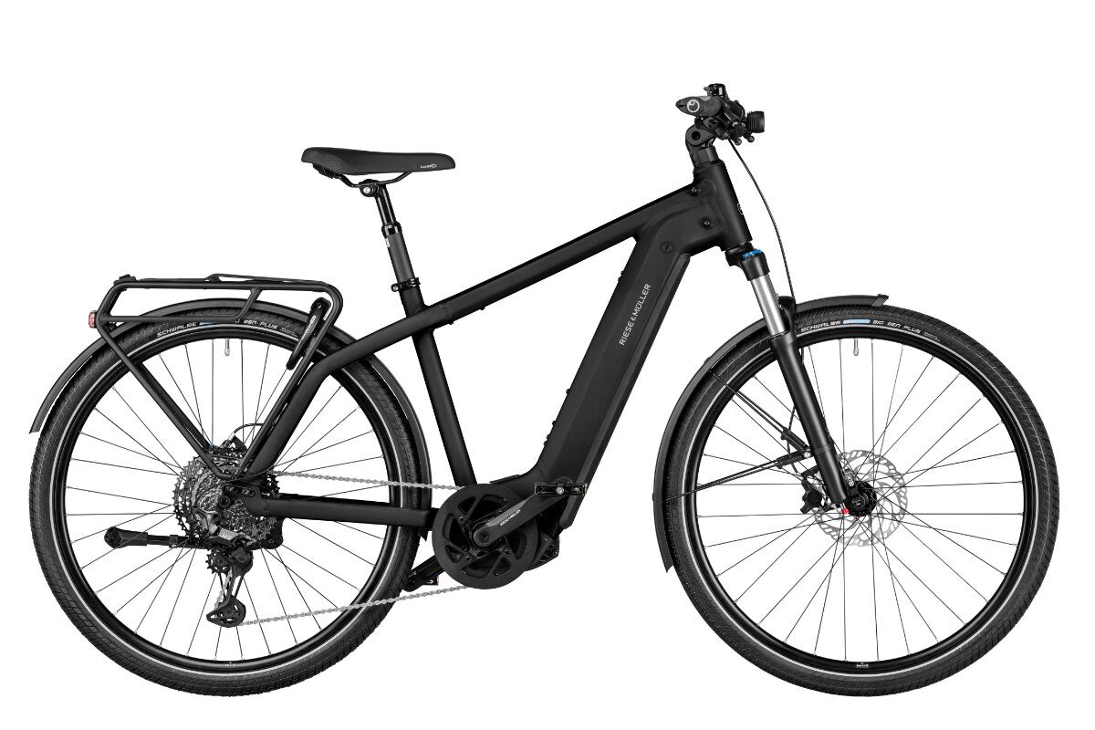 Verlängert die Fahrfreude
Das Charger4 GT ist das Alltags-E-Bike für langanhaltende Freude beim Fahren, während Federgabel und gefederte Sattelstütze für hohen Fahrkomfort sorgen. Dank vollintegriertem 750 Wh Akku begleitet es Sie entspannt durch den Alltag und noch viel weiter. Mit dem neuen System von Bosch sind Sie immer einen Schritt voraus und behalten dank integriertem Cockpit mit Display und der LED-Remote stets den Überblick. Und wenn Sie ihn doch einmal verlieren sollten, weist Ihnen das Dauerlicht mit tagheller Beleuchtung den Weg.

*Alle Angaben auf dieser Seite entsprechen dem Modell: Riese und Müller Charger4 GT vario, Grundausstattung (weitere Modellvarianten und Ausstattungen optional). Details des Bildes können von der Beschreibung abweichen.